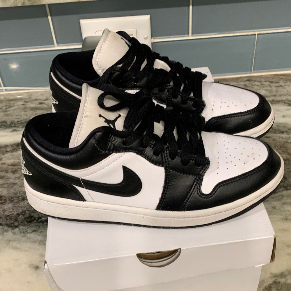 Nike low top black and white Air Jordan